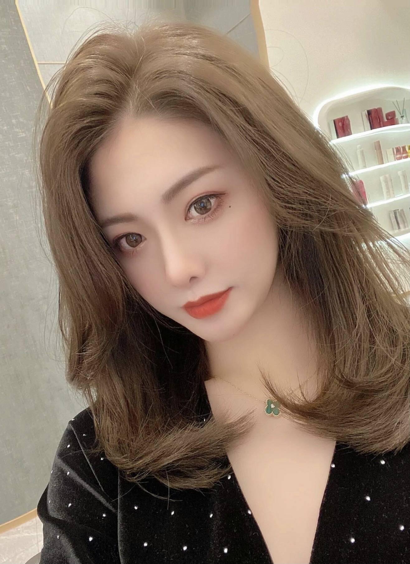 朋友介绍的妹子，看照片就有感觉！